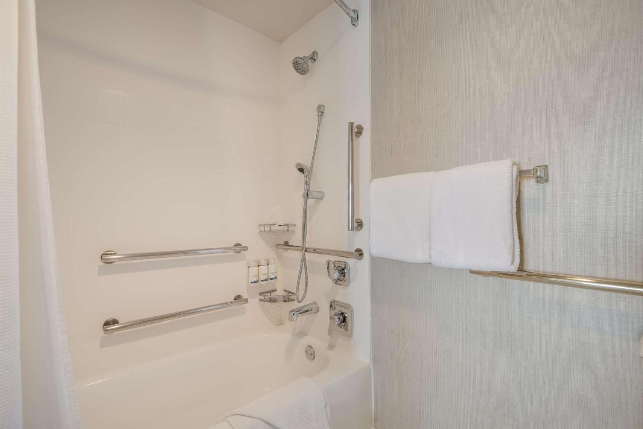 Studio Suite Queen - Mobility / Hearing Accessible with Tub